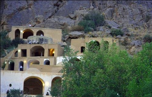 پرستگاه پیر نارکی زرتشتیان در دامنه کوه تیجنگ در 58 کیلومتری جنوب شرقی شهر یزد واقع شده است